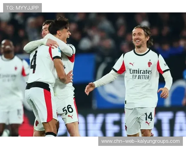 AC米兰年轻防线:托莫里与后备中卫练习区域盯人