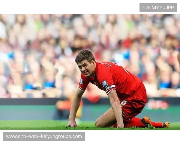 世界冠军领奖却滑倒！奖杯掉地上