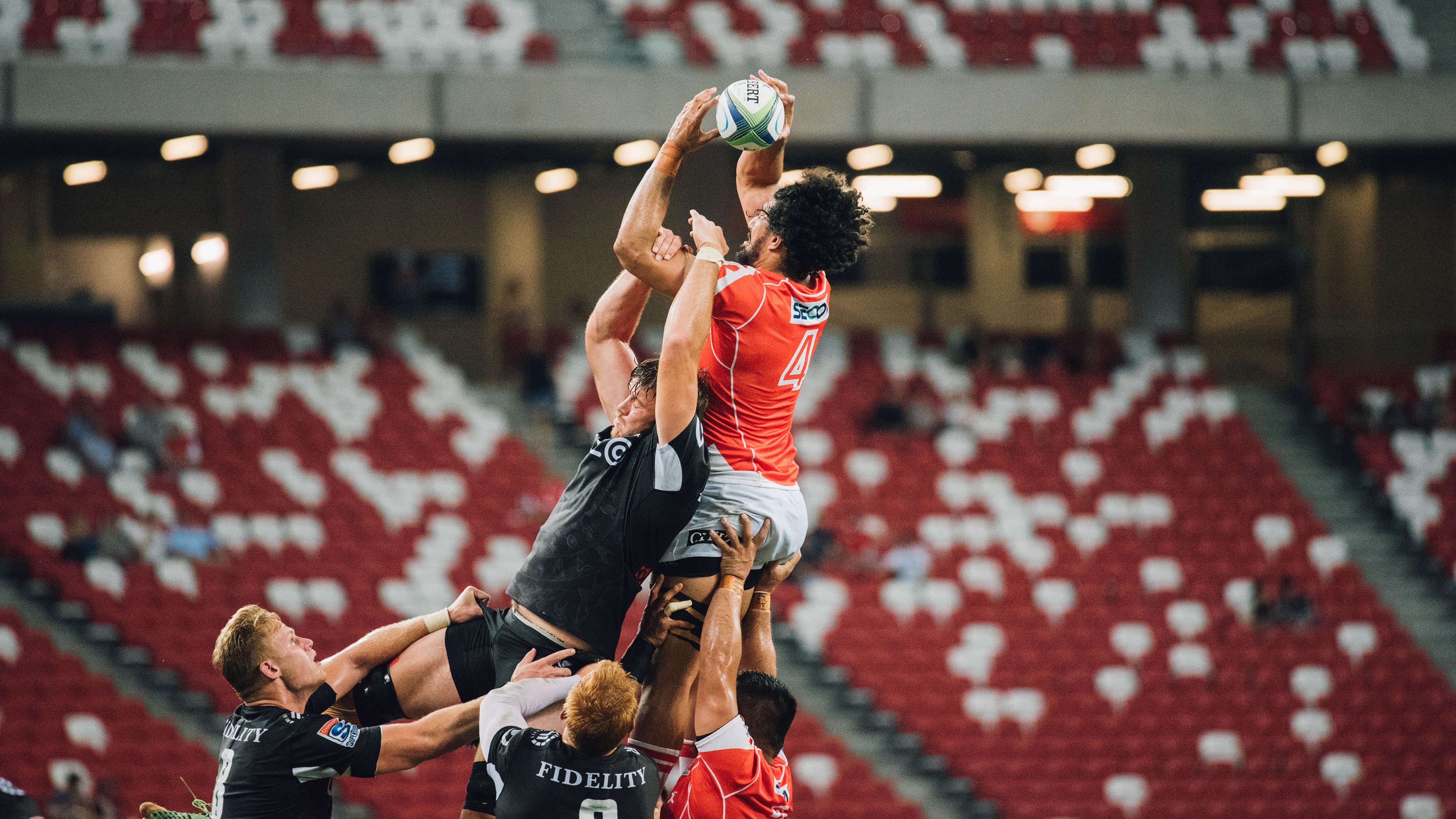 冠军球队球员参与社区环保活动树立良好形象,社区足球队